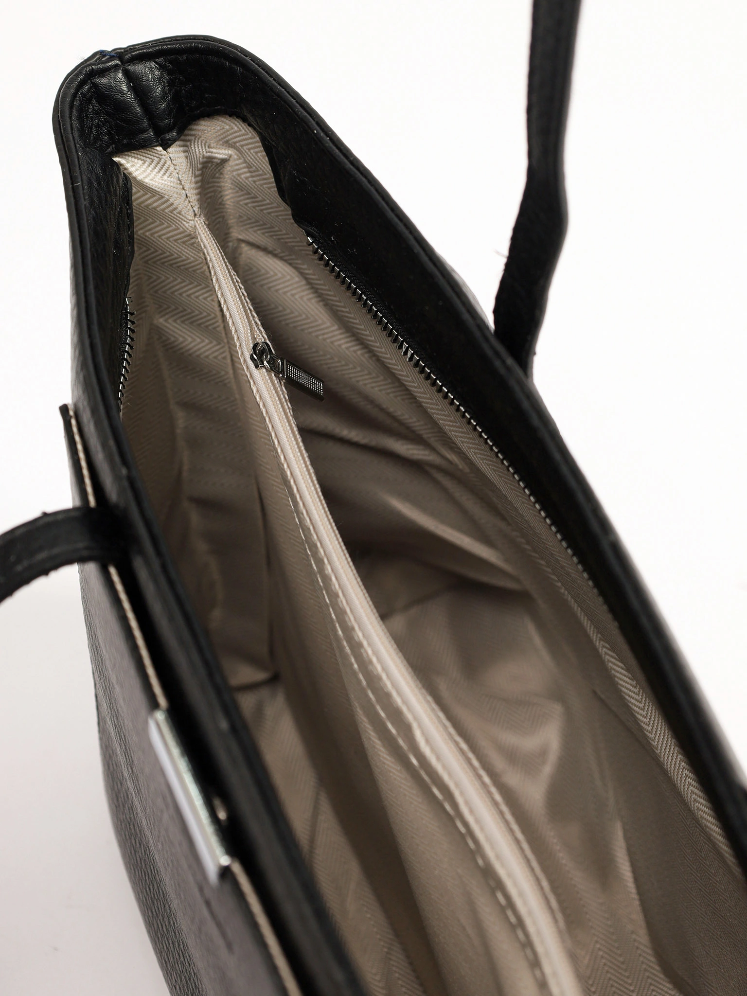 Сумка-тоут с декоративным брелком в ассортименте